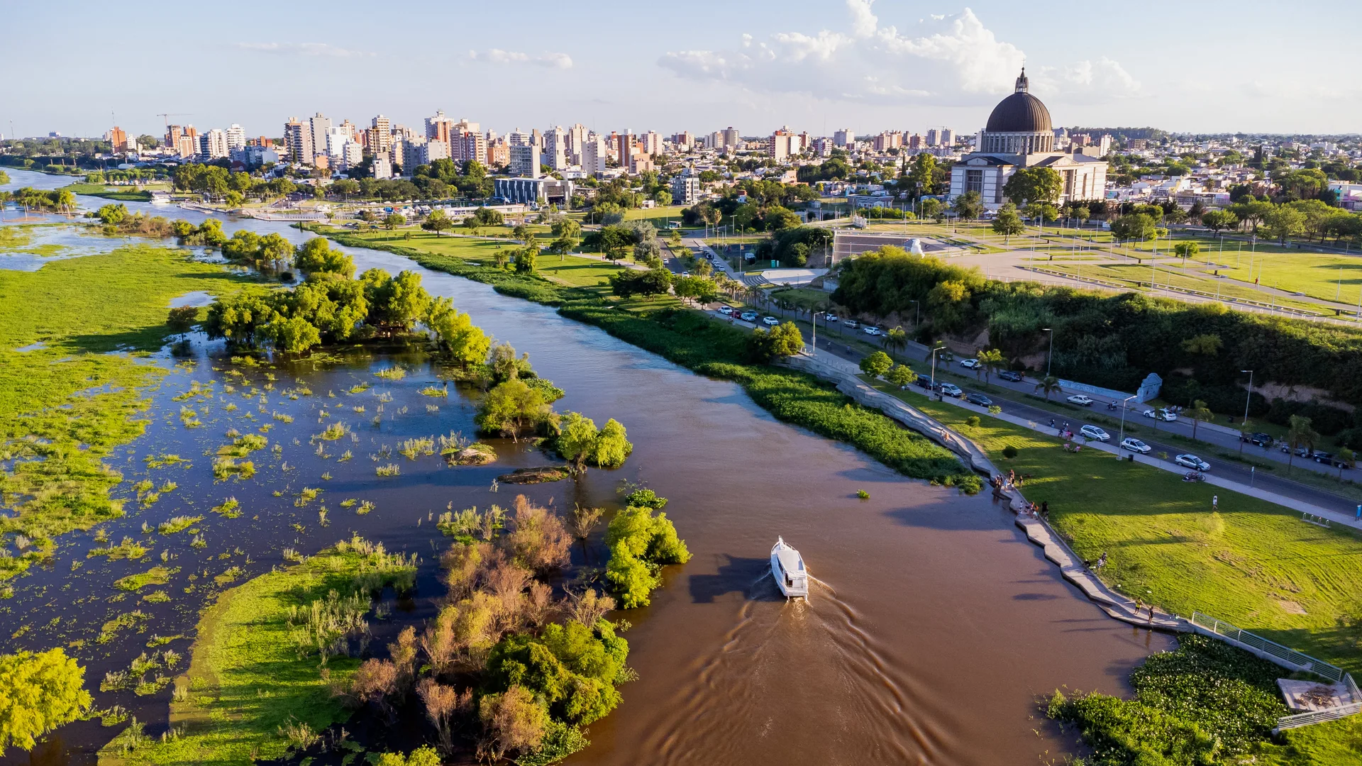 Vista aérea de la costanera de San Nicolás sobre el río Paraná, con el santuario y el centro de la ciudad al fondo