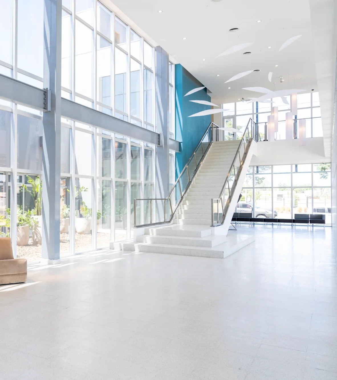 Hall de acceso y escalera del GO Sanatorio de San Nicolás de los Arroyos, donde se atiende con la credencial municipal